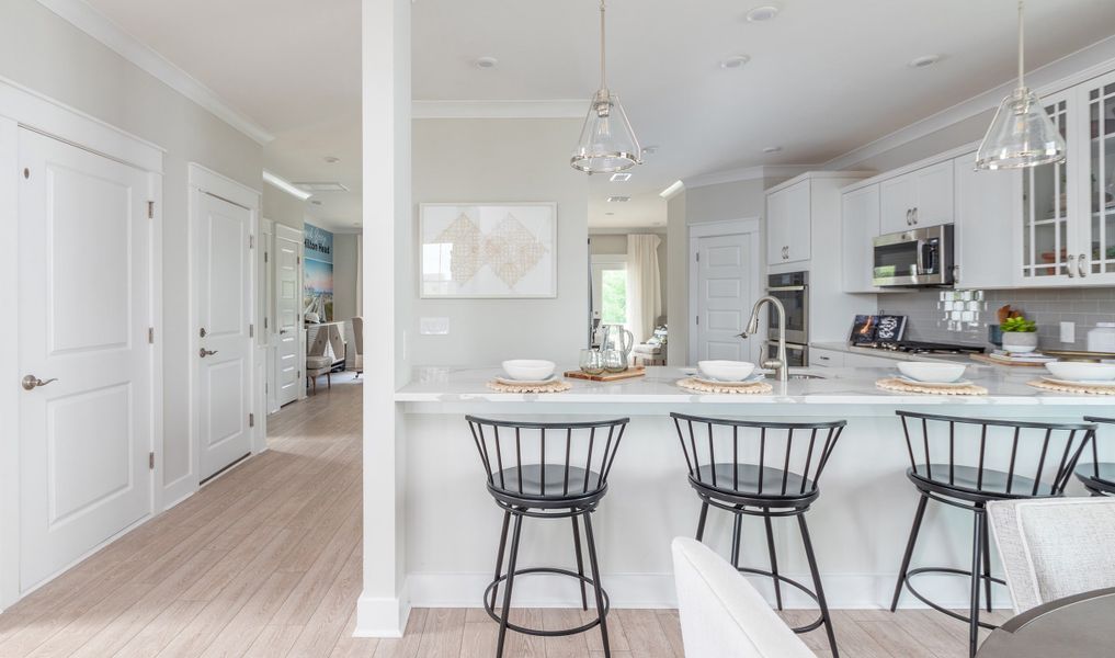 Large peninsula island in kitchen