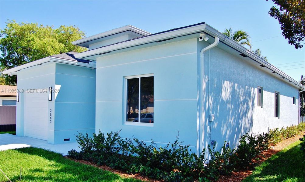 Exterior details and patio area of a home in , Pompano Beach (Image 3).