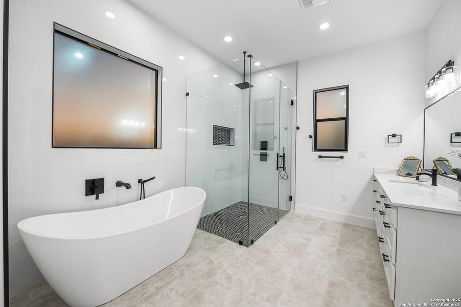 Furnished interior view inside a new home in , Bandera (Image 34).