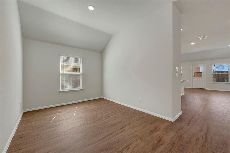 Spacious, unfurnished interior of a new home in Sanderos, Fort Worth (Image 25).