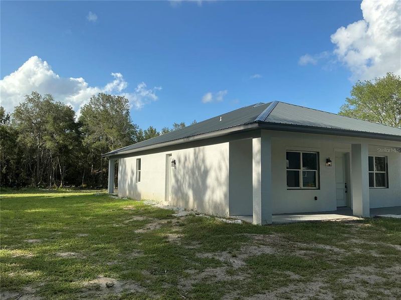 Exterior details and patio area of a home in , Deland (Image 3).