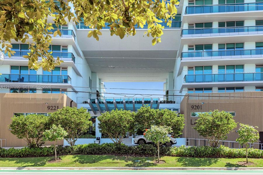 Condo located in Bay Harbor Islands, FL showcasing its design and architecture (Image 23).