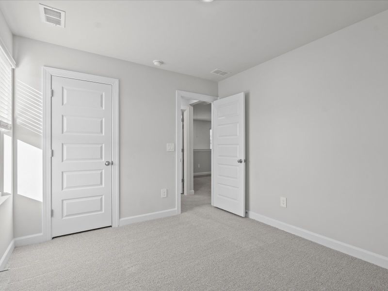 Spacious, unfurnished interior of a new home in Village at White Pine, Pendleton (Image 17).