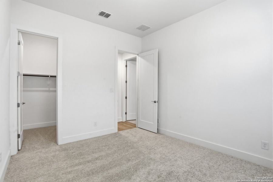 Spacious, unfurnished interior of a new home in Kinder Ranch - 70', San Antonio (Image 34).