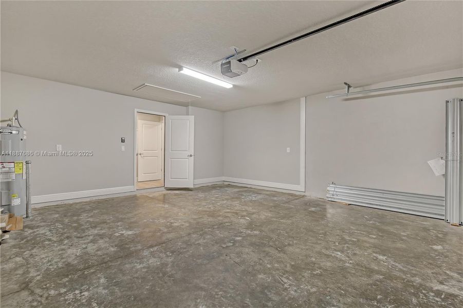 Spacious, unfurnished interior of a new home in , Port Charlotte (Image 5).