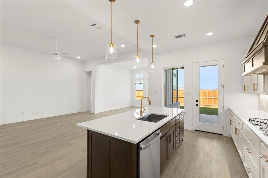 13. 1331 Eclipse - Kitchen (4) 13. 1331 Eclipse - Kitchen (4)