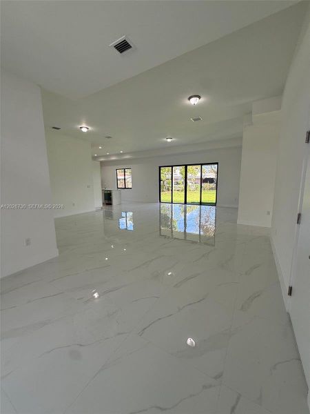 Spacious, unfurnished interior of a new home in , Cutler Bay (Image 14).