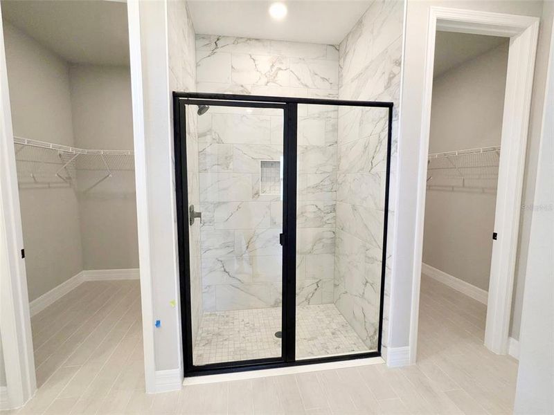 Spacious, unfurnished interior of a new home in , Sebring (Image 19).