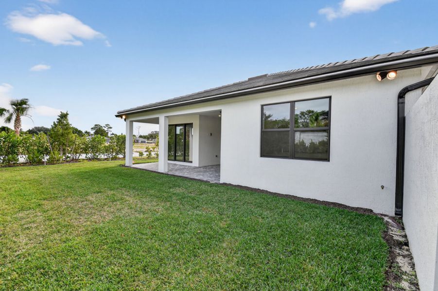 Exterior details and patio area of a home in Hendrix Reserve, Lake Worth (Image 27).
