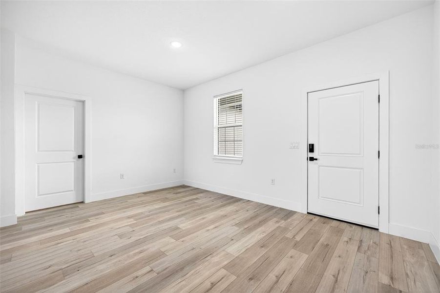 Spacious, unfurnished interior of a new home in , Port Charlotte (Image 29).