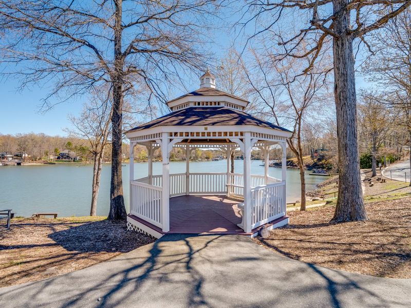 Community amenities in River Falls, Tega Cay (Image 27).