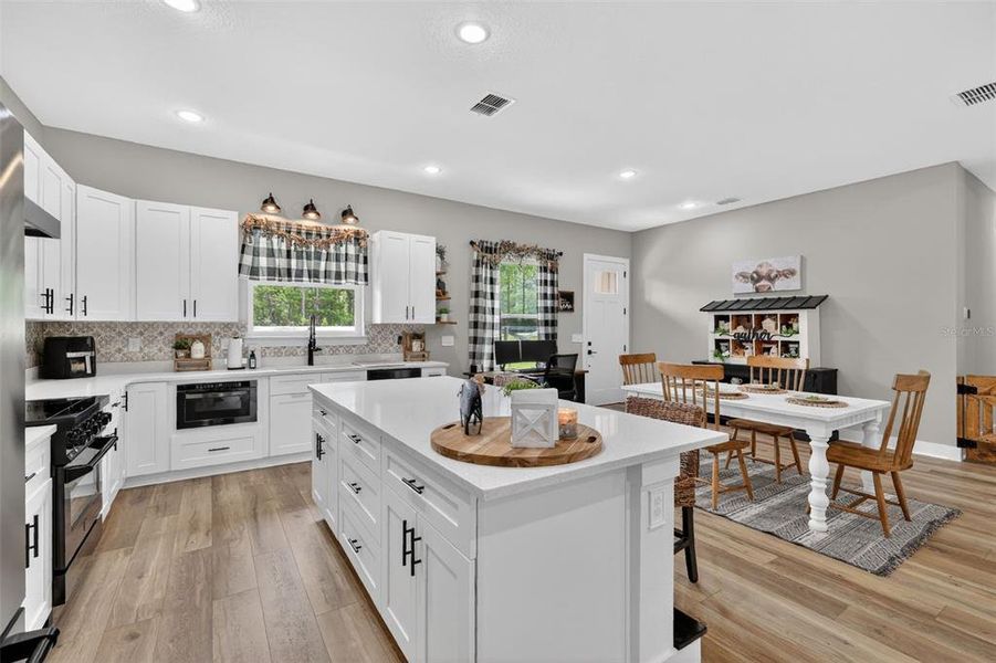 Furnished interior view inside a new home in , Dunnellon (Image 16).