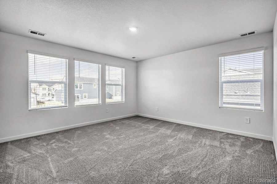 Spacious, unfurnished interior of a new home in Ledge Rock, Johnstown (Image 13).