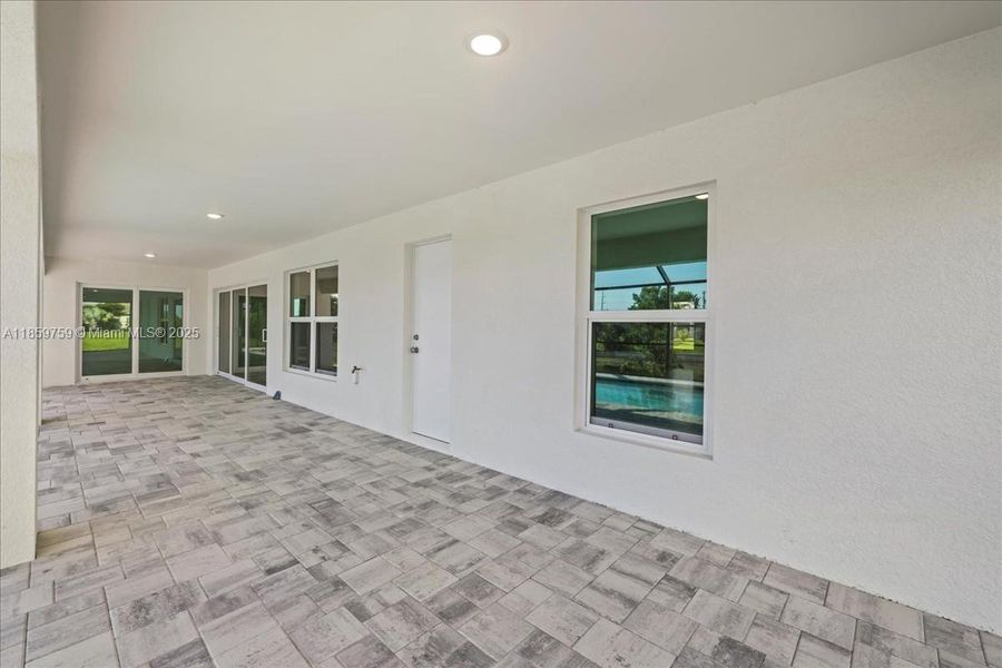 Spacious, unfurnished interior of a new home in Cape Coral, Cape Coral (Image 26).