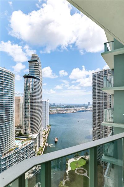 Condo located in Miami, FL showcasing its design and architecture (Image 23).