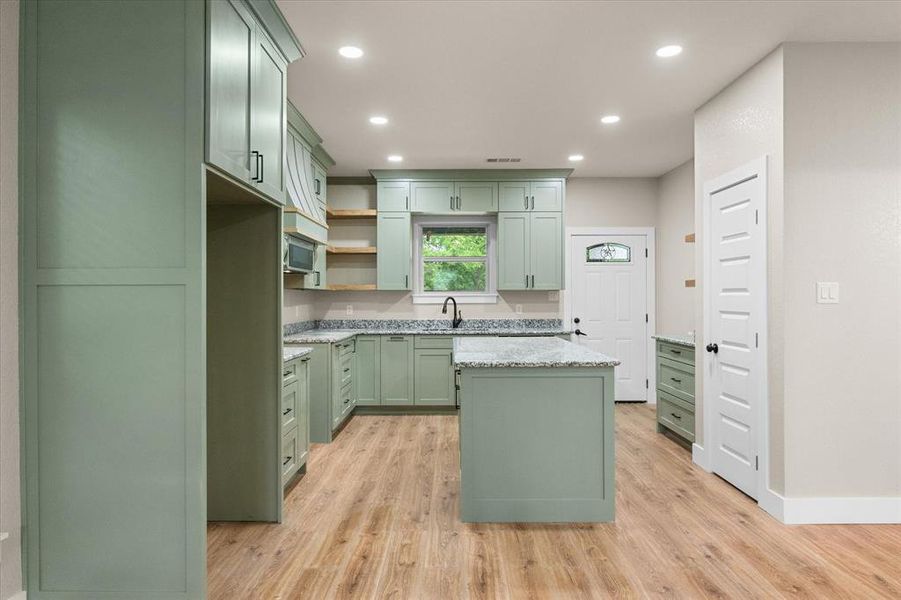 Furnished interior view inside a new home in , Corsicana (Image 10).