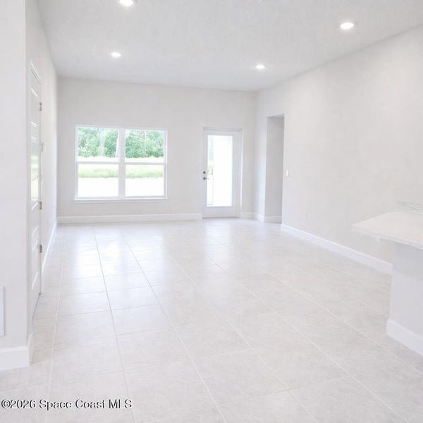 Spacious, unfurnished interior of a new home in St. John's Preserve, Palm Bay (Image 11).