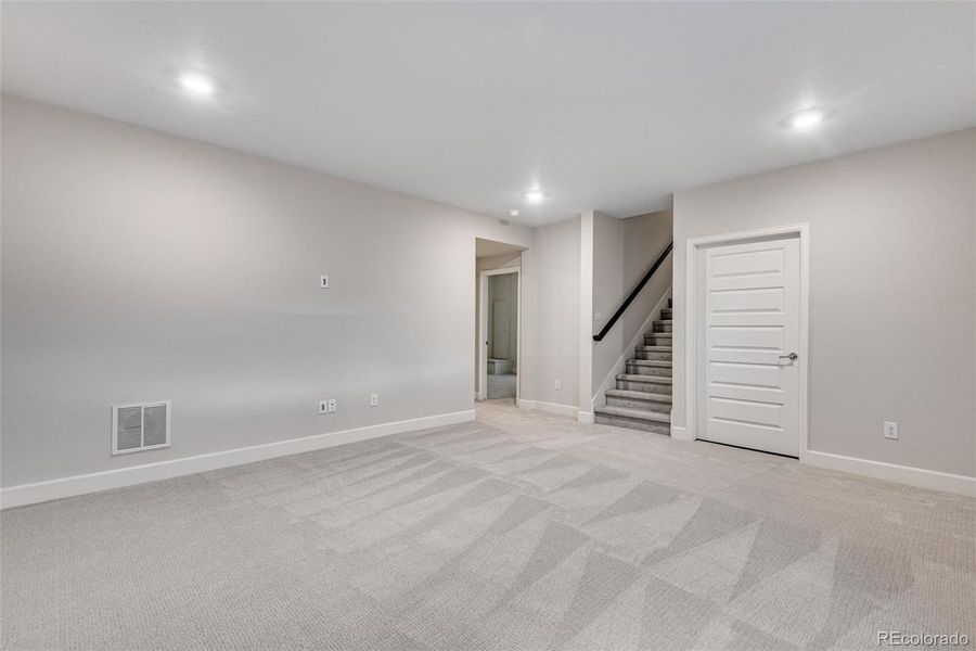 Spacious, unfurnished interior of a new home in Crescendo at The Aurora Highlands, Aurora (Image 29).