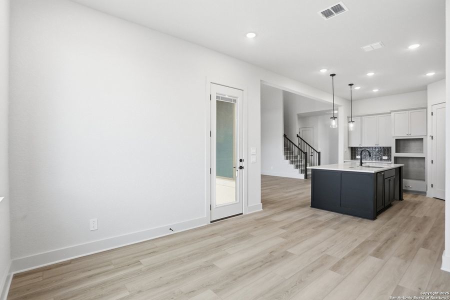 Spacious, unfurnished interior of a new home in Haby Hill 50s, San Antonio (Image 36).