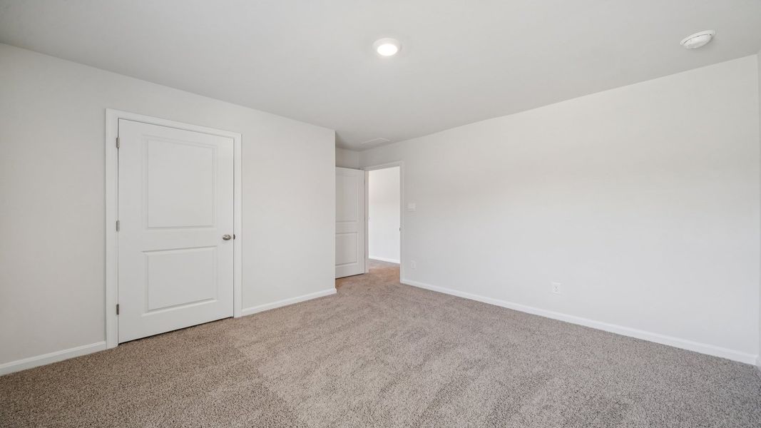 Spacious, unfurnished interior of a new home in Tooley Harbor, Elizabeth City (Image 26).