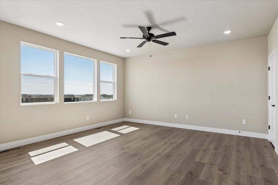 Spacious, unfurnished interior of a new home in Trails at Aspen Ridge-3, Colorado Springs (Image 27).