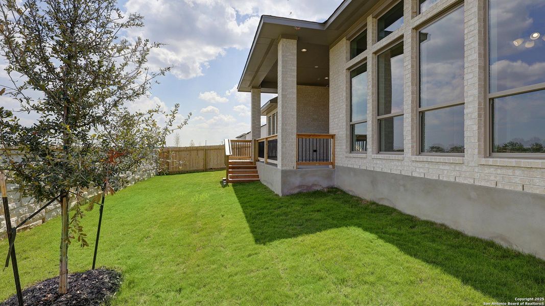 Exterior details and patio area of a home in Haby Hill 60', San Antonio (Image 3).
