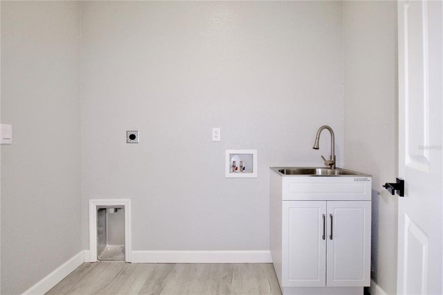 Spacious, unfurnished interior of a new home in , Sebring (Image 32).