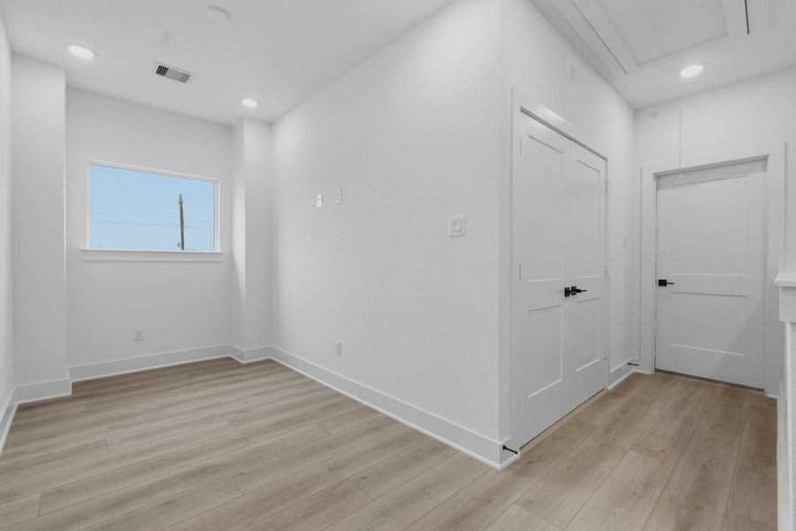 Spacious, unfurnished interior of a new home in , Houston (Image 23).