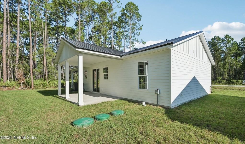 Exterior details and patio area of a home in , Palatka (Image 2).