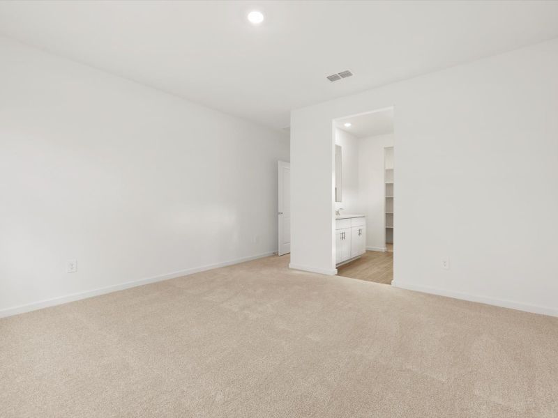 Spacious, unfurnished interior of a new home in San Tan Groves - Classic Series, San Tan Valley (Image 13).