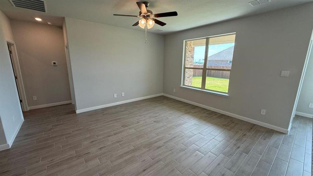 Spacious, unfurnished interior of a new home in Saratoga, Granbury (Image 20).