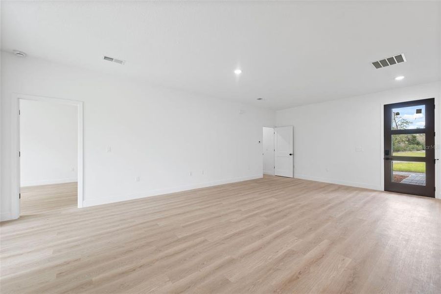 Spacious, unfurnished interior of a new home in , Ocala (Image 14).