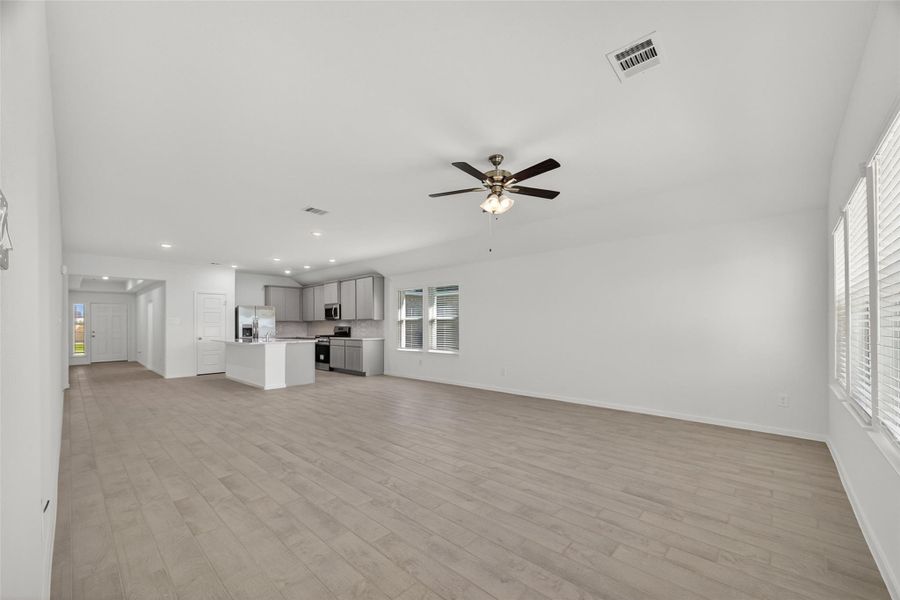 Spacious, unfurnished interior of a new home in Rollingbrook Estates, Baytown (Image 31).