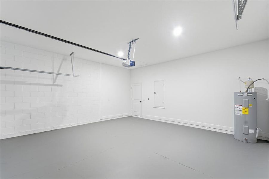 Spacious, unfurnished interior of a new home in , Ocala (Image 26).