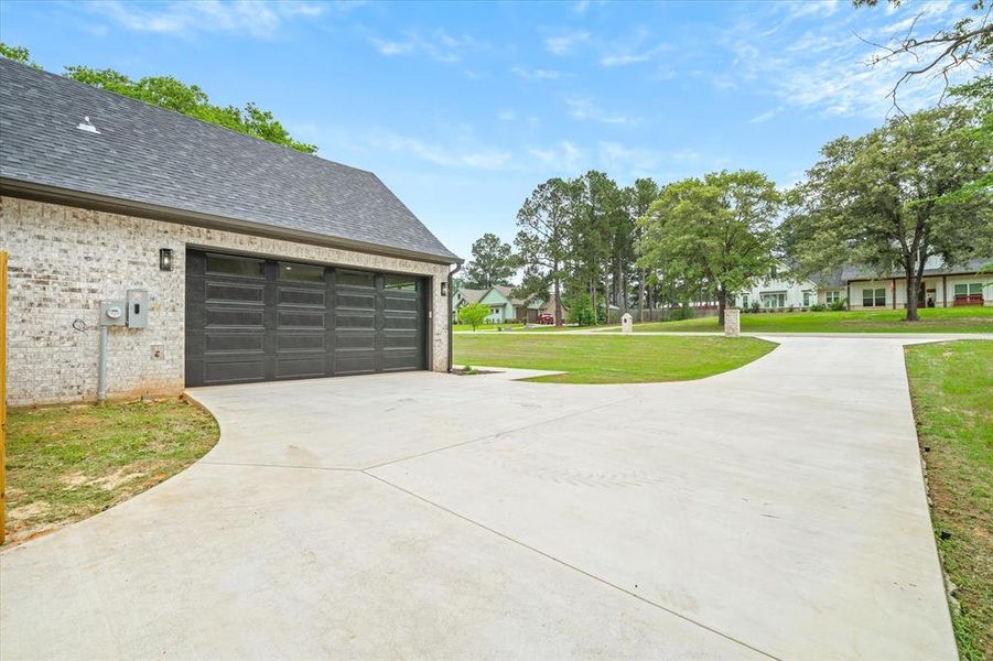 Exterior details and patio area of a home in , Lindale (Image 29).