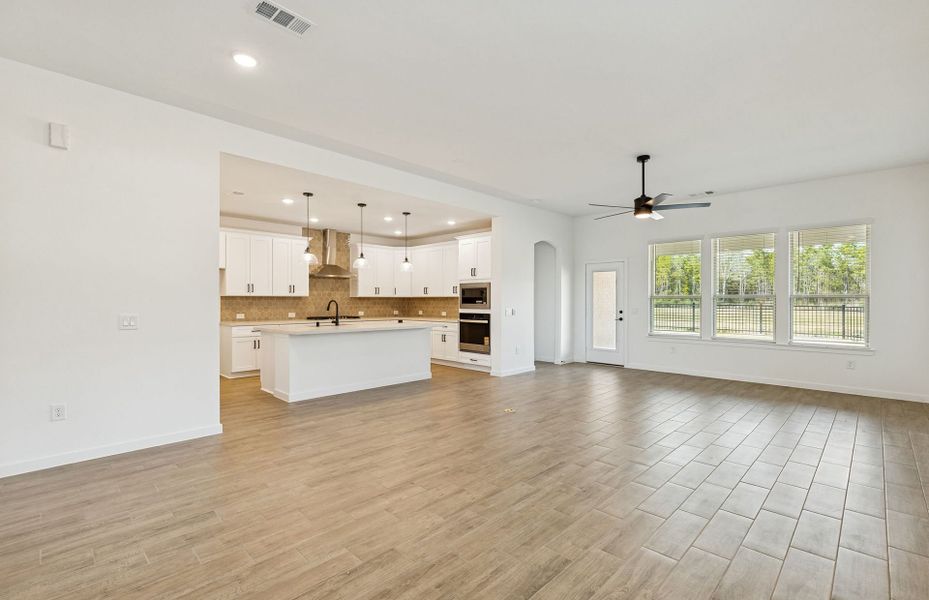 Spacious, unfurnished interior of a new home in Mavera, Conroe (Image 19).