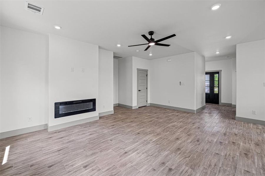 Spacious, unfurnished interior of a new home in , Granbury (Image 24).