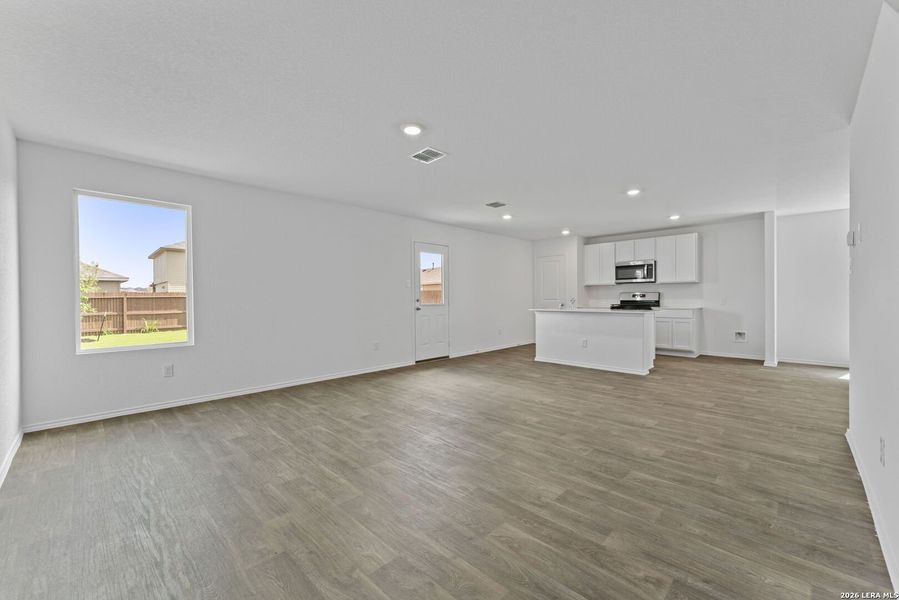 Spacious, unfurnished interior of a new home in Avenida, Converse (Image 26).