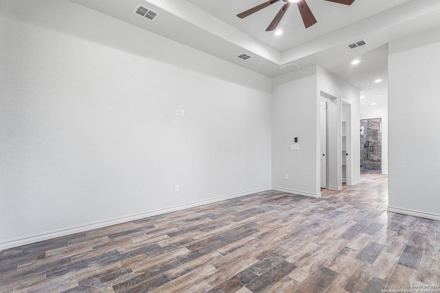 Spacious, unfurnished interior of a new home in , Natalia (Image 21).