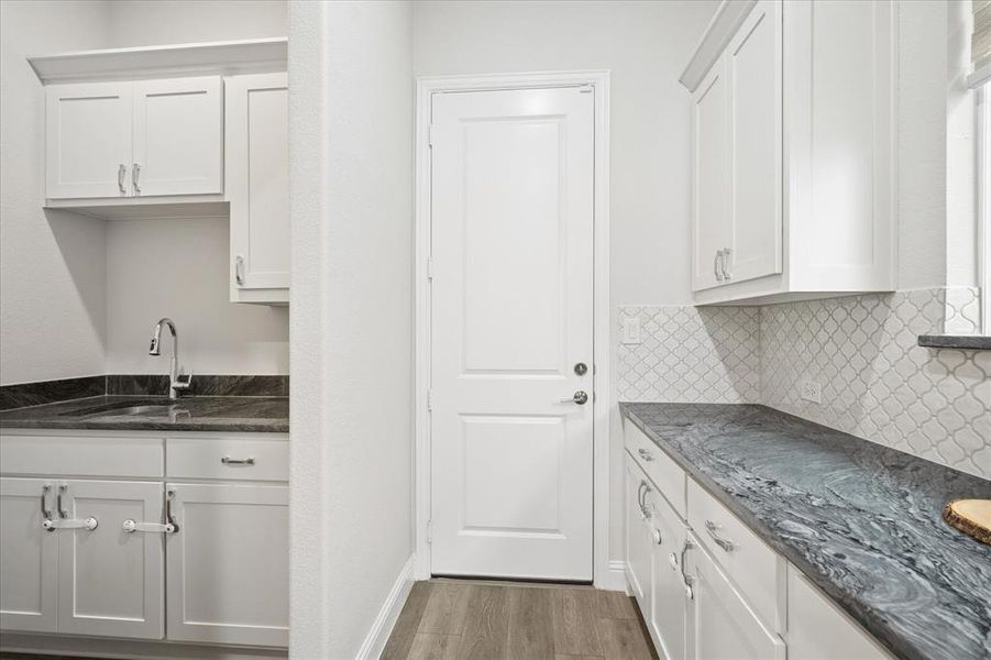 Furnished interior view inside a new home in , Northlake (Image 28).