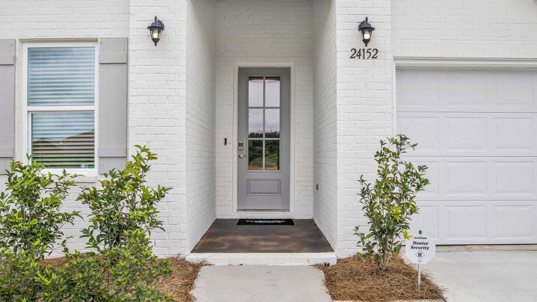 Representative exterior details of a home built from the Venice by Maronda Homes in Seminole Bend, Pensacola (Image 24).