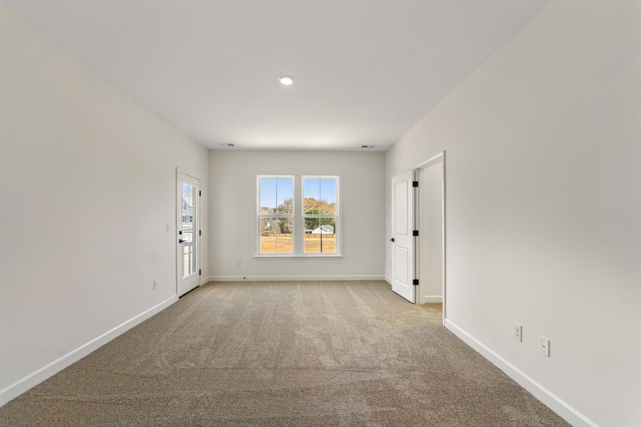 Spacious, unfurnished interior of a new home in Lakeside Saluda, Greenville (Image 28).