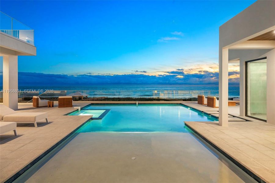 Exterior details and patio area of a home in , Fort Pierce (Image 28).