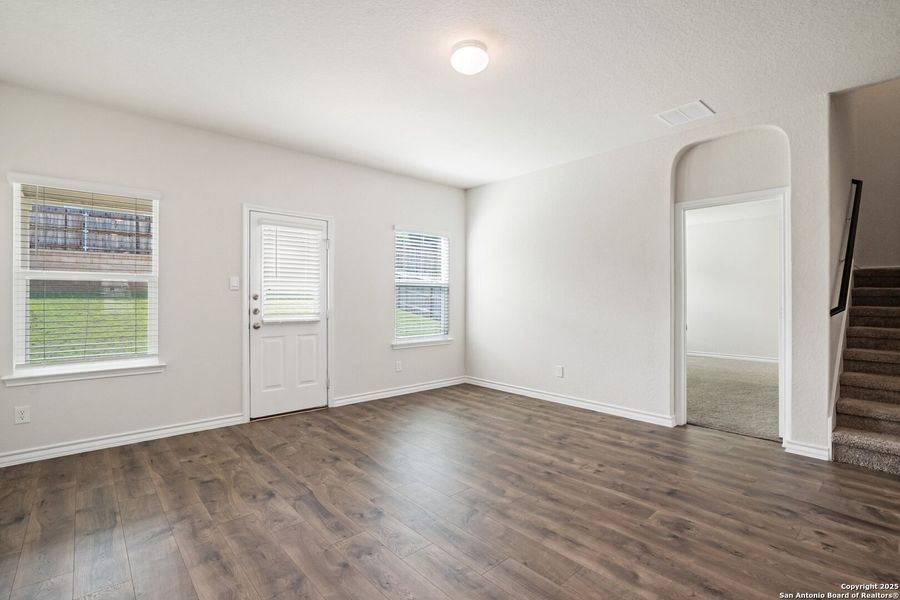 Spacious, unfurnished interior of a new home in Laurel Vistas, San Antonio (Image 16).