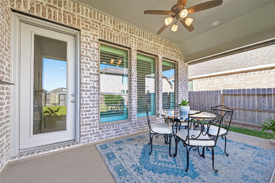 (Note: Photo is staged; property is currently vacant.) (Note: Photo is staged; property is currently vacant.)