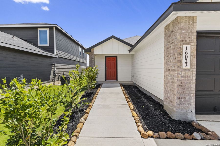 Exterior details and patio area of a home in Hickory Ridge, Elmendorf (Image 2).