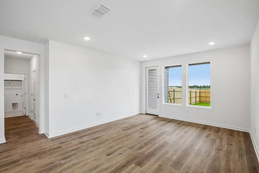 Spacious, unfurnished interior of a new home in Parkton Square, Kyle (Image 17).