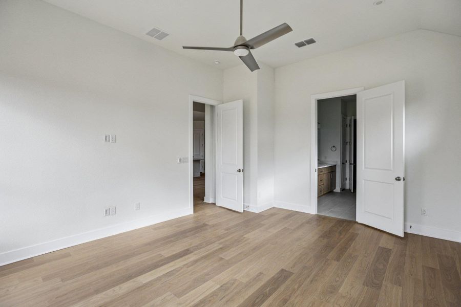 Spacious, unfurnished interior of a new home in Persimmon, Buda (Image 13).