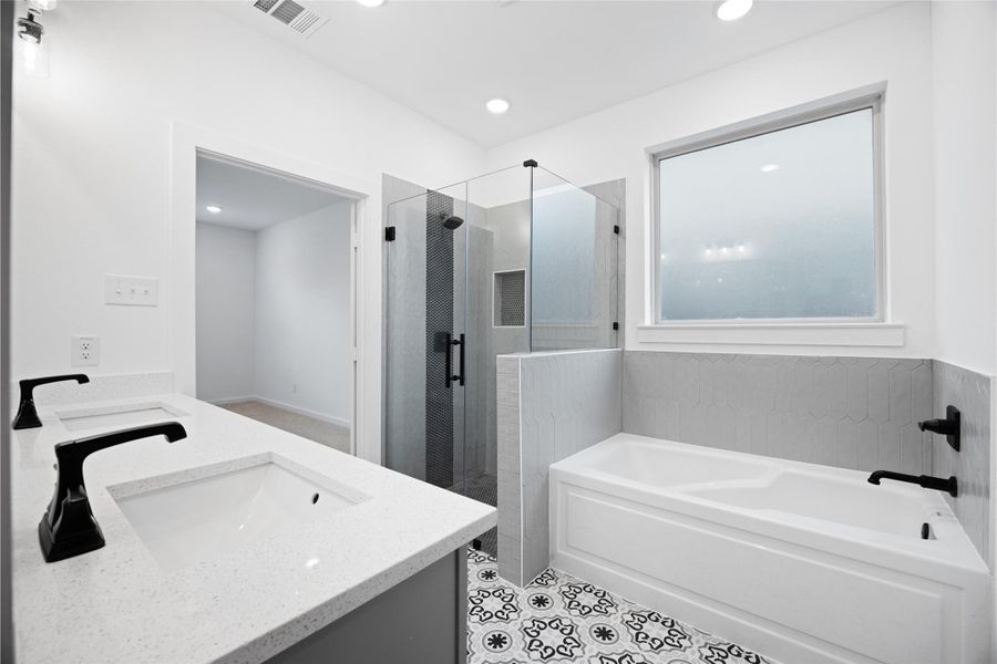 Furnished interior view inside a new home in Kendall Lakes, Alvin (Image 11).