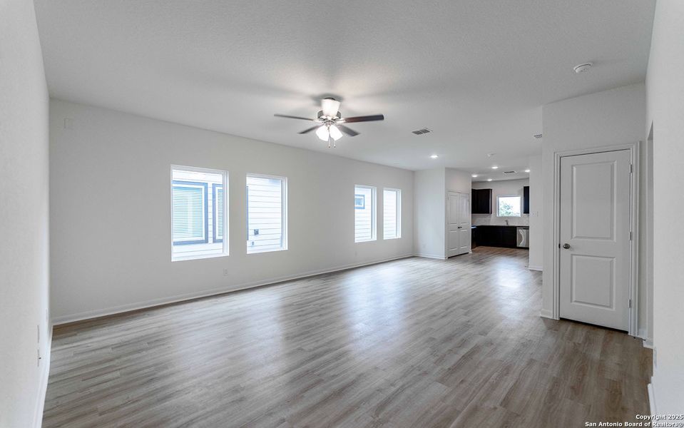 Spacious, unfurnished interior of a new home in Katzer Ranch, Converse (Image 8).